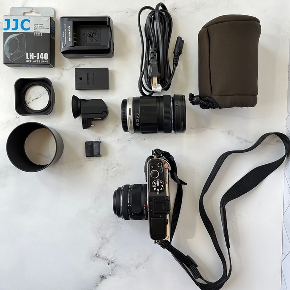 Olympus PEN E-P3 Mirrorless Digital Camera with Accessories and 2 Zoom Lenses - Picture 5 of 16